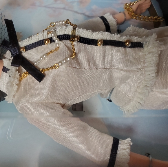 Spring in Tokyo Barbie - Picture 5 of 9